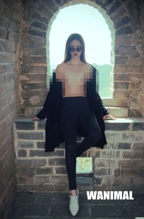 女子脱光衣服在禁地拍裸照网友直呼这也能叫摄影师？泛亚电竞(图6)