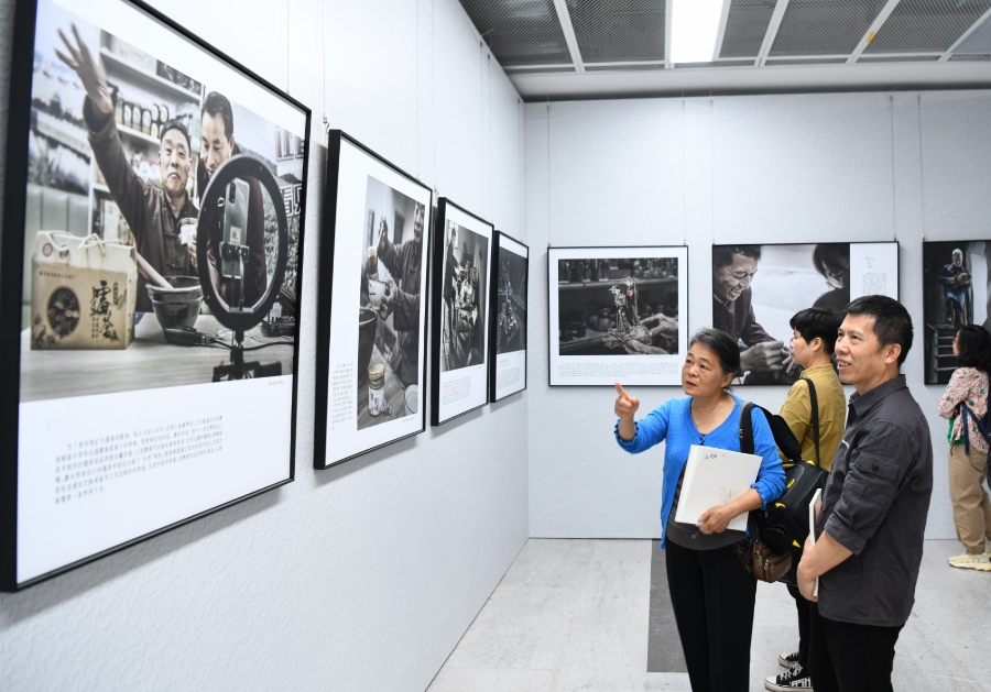 9博体育熊盛文向赣州市图书馆捐赠11部个人摄影作品集(图2)