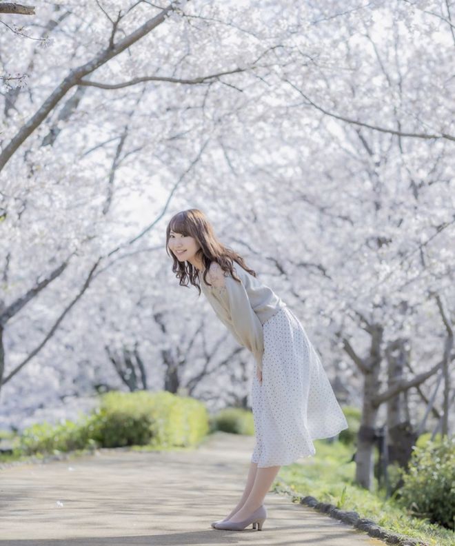 9博体育日本模特为你示范拍摄摆姿8个最美樱花人像拍照技巧学起来(图2)