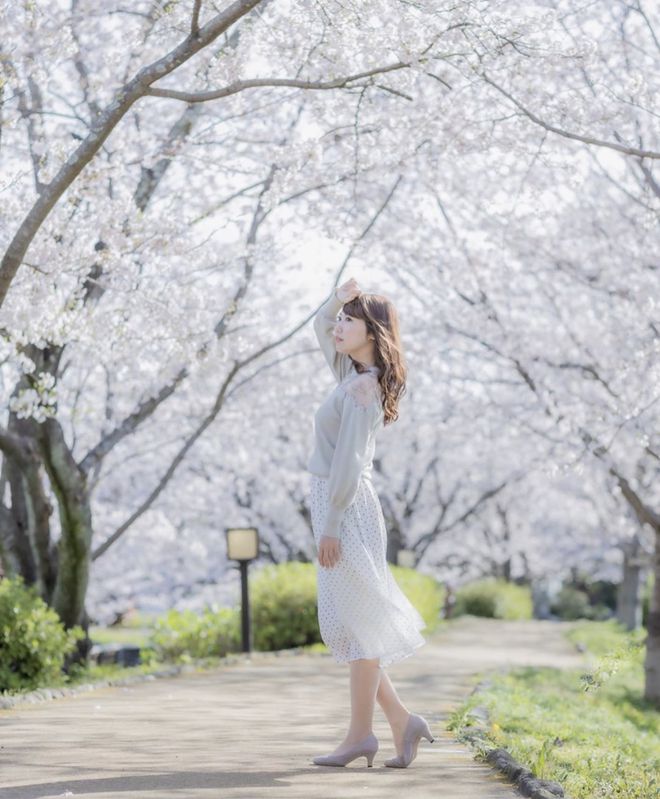 9博体育日本模特为你示范拍摄摆姿8个最美樱花人像拍照技巧学起来(图3)
